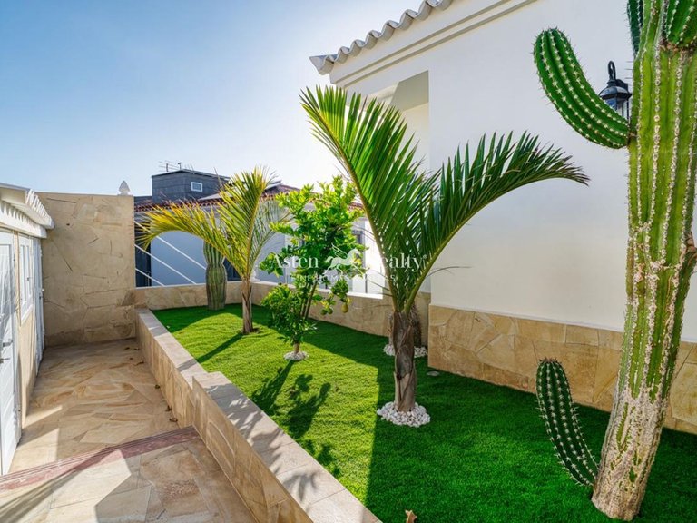 Villa for Sale in San Eugenio Alto, Tenerife 31