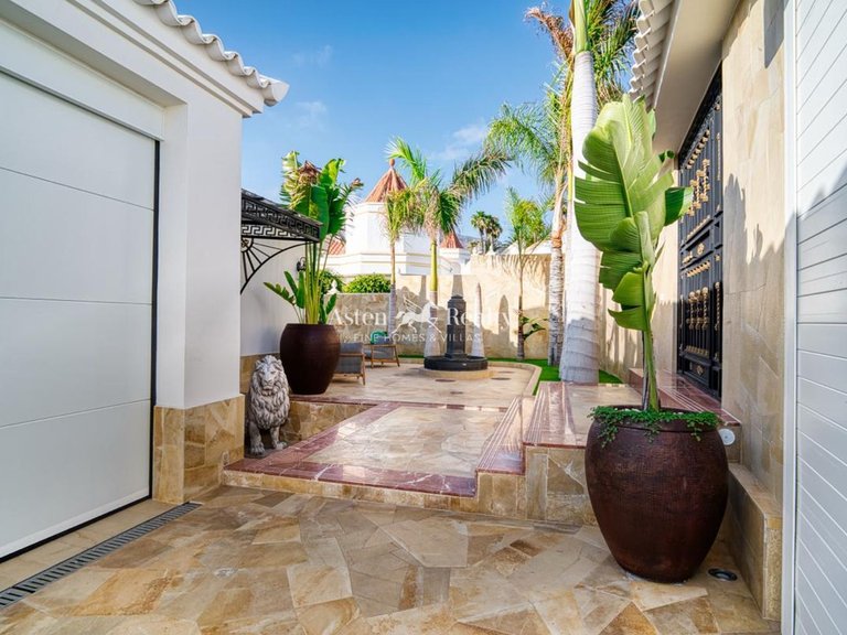 Villa for Sale in San Eugenio Alto, Tenerife 35