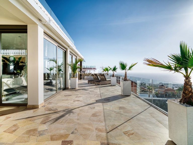 Villa for Sale in San Eugenio Alto, Tenerife 14