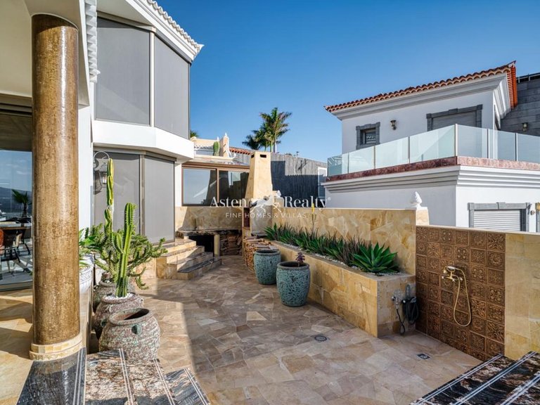 Villa for Sale in San Eugenio Alto, Tenerife 32