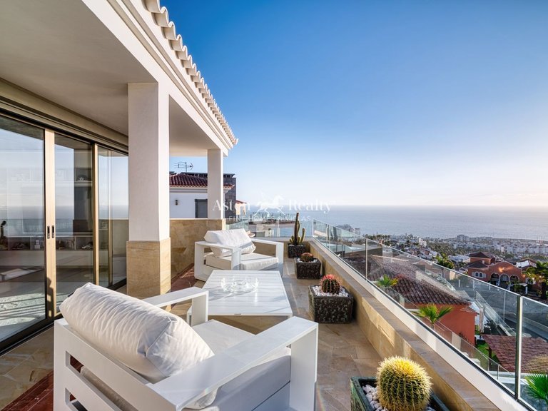 Villa for Sale in San Eugenio Alto, Tenerife 1
