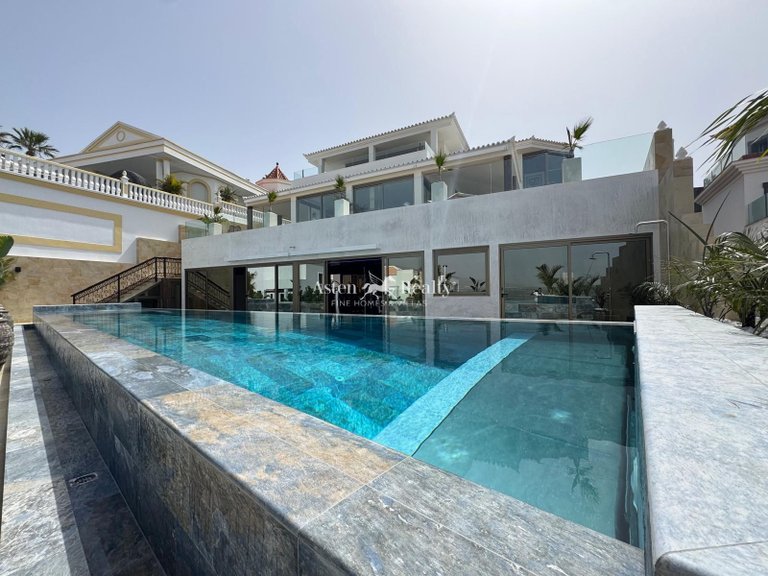 Villa for Sale in San Eugenio Alto, Tenerife 2