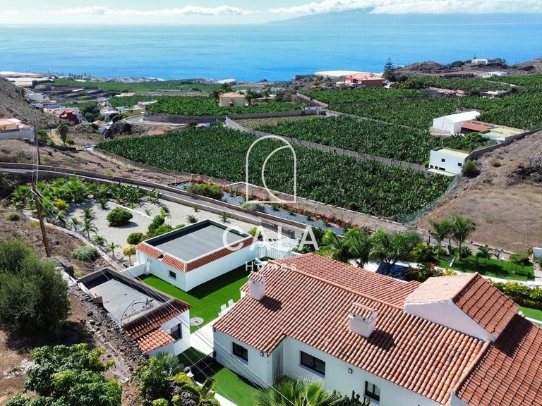 Villa for Sale in Acantilados De Los Gigantes, Tenerife 8