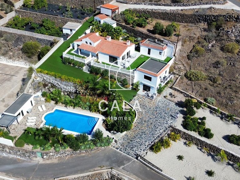 Villa for Sale in Acantilados De Los Gigantes, Tenerife 10
