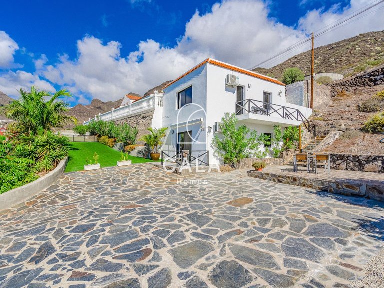 Villa for Sale in Acantilados De Los Gigantes, Tenerife 2