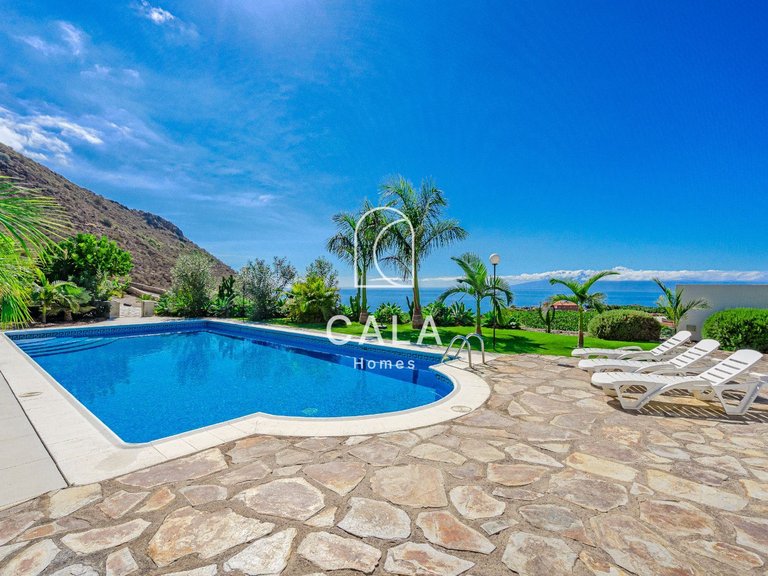 Villa for Sale in Acantilados De Los Gigantes, Tenerife 5