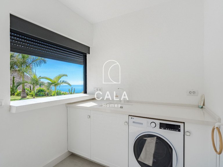 Villa for Sale in Acantilados De Los Gigantes, Tenerife 11