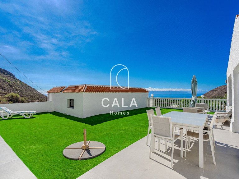Villa for Sale in Acantilados De Los Gigantes, Tenerife 16