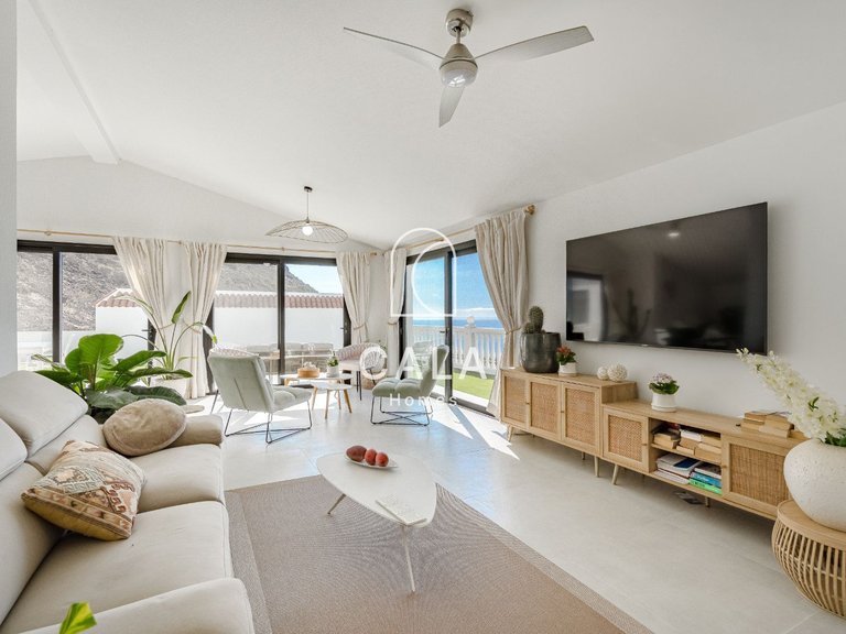 Villa for Sale in Acantilados De Los Gigantes, Tenerife 17