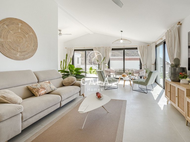 Villa for Sale in Acantilados De Los Gigantes, Tenerife 18