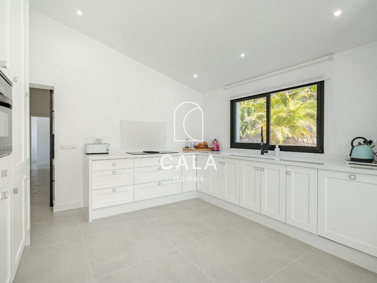 Villa for Sale in Acantilados De Los Gigantes, Tenerife 25