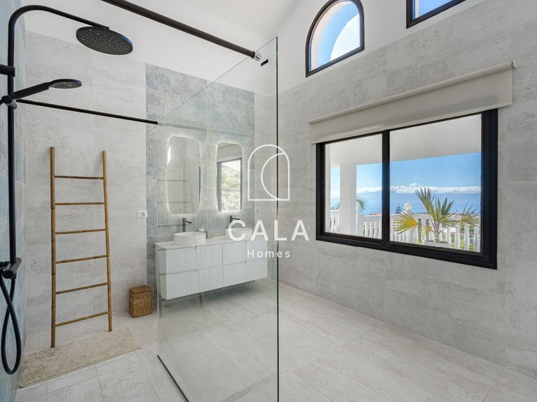 Villa for Sale in Acantilados De Los Gigantes, Tenerife 32