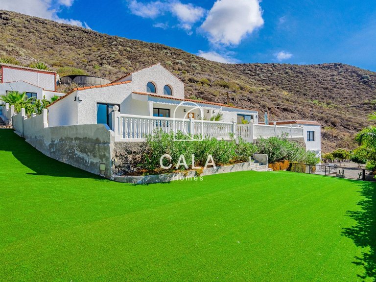Villa for Sale in Acantilados De Los Gigantes, Tenerife 3