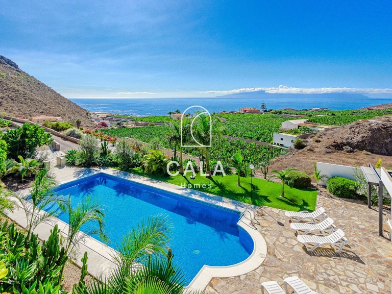 Villa for Sale in Acantilados De Los Gigantes, Tenerife 1