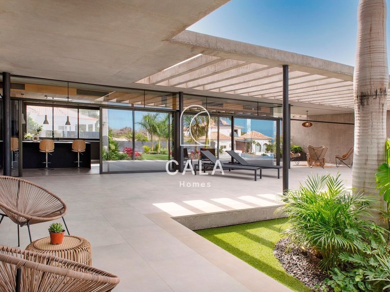 Villa for Sale in Playa Paraíso, Tenerife 3