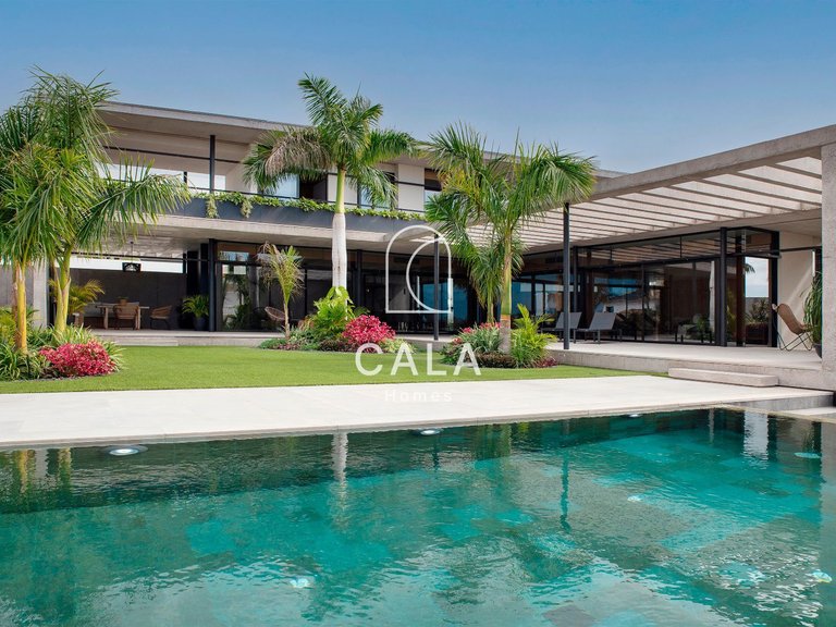 Villa for Sale in Playa Paraíso, Tenerife 1