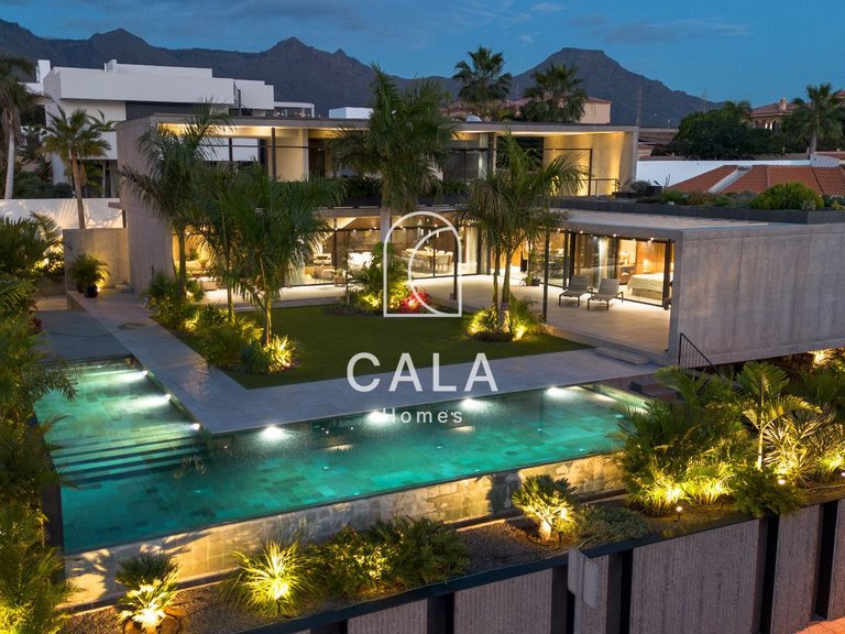 Villa for Sale in Playa Paraíso, Tenerife 1
