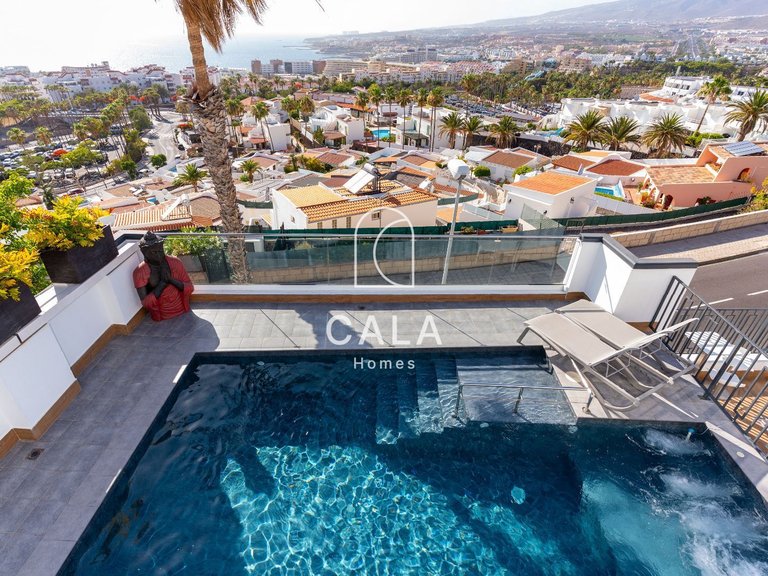 Villa for Sale in San Eugenio Alto, Tenerife 1
