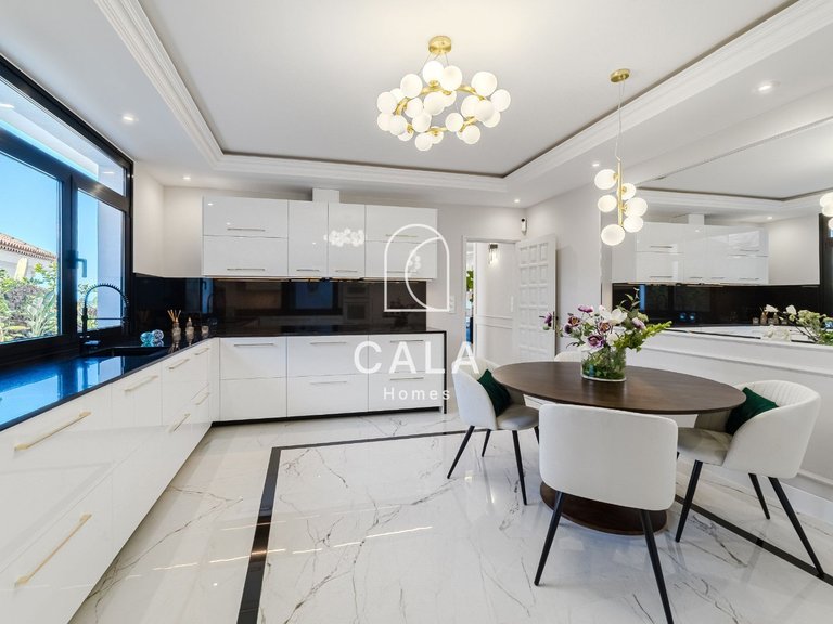 Villa for Sale in San Eugenio Alto, Tenerife 12
