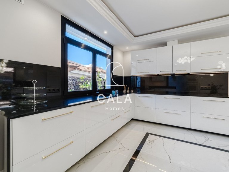 Villa for Sale in San Eugenio Alto, Tenerife 13