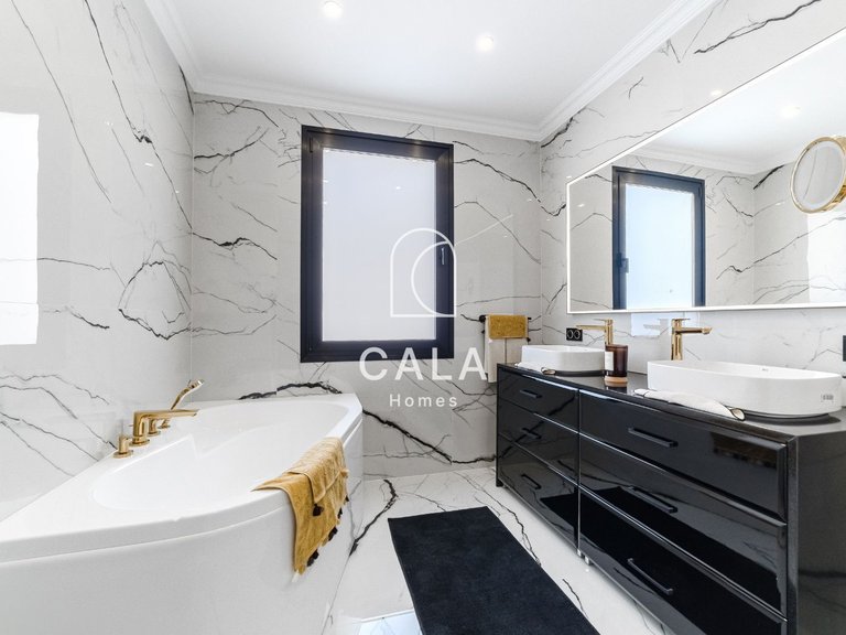 Villa for Sale in San Eugenio Alto, Tenerife 28