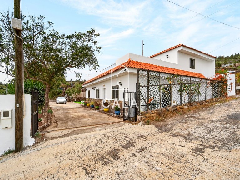 Villa for Sale in Guia De Isora, Tenerife 2