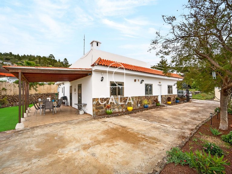 Villa for Sale in Guia De Isora, Tenerife 1