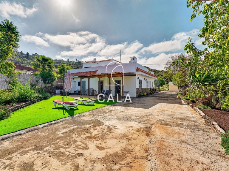 Villa for Sale in Guia De Isora, Tenerife 3