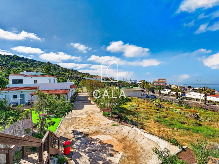 Villa for Sale in Guia De Isora, Tenerife 1