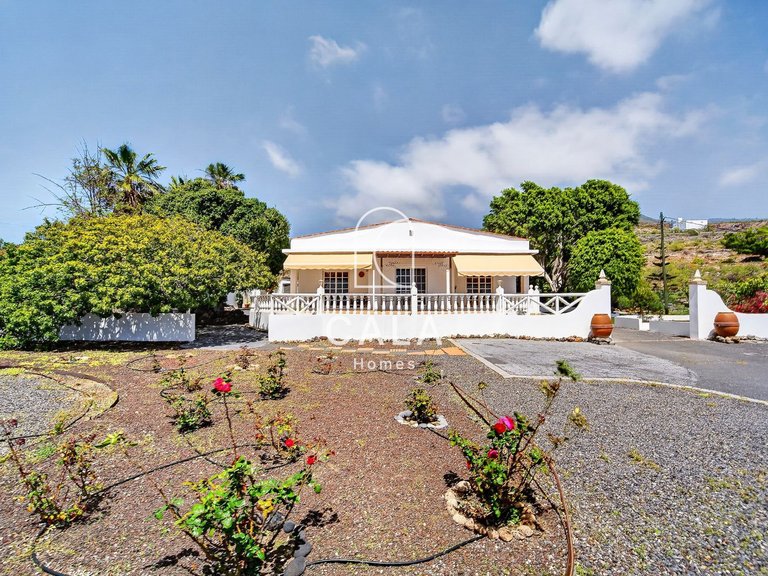 Villa for Sale in Guia De Isora, Tenerife 2