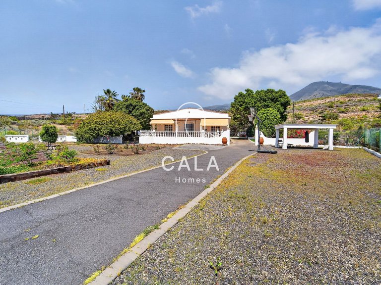 Villa for Sale in Guia De Isora, Tenerife 3