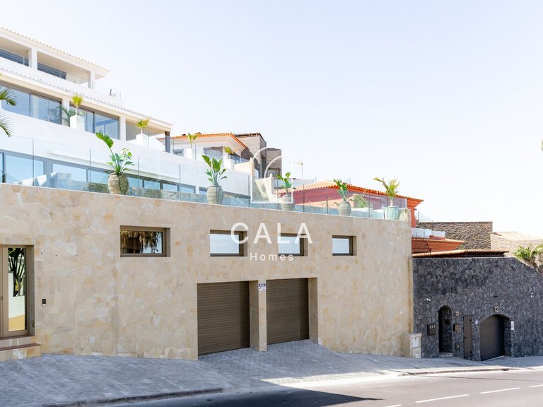 Villa for Sale in San Eugenio Alto, Tenerife 2