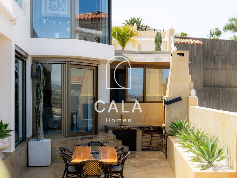 Villa for Sale in San Eugenio Alto, Tenerife 32