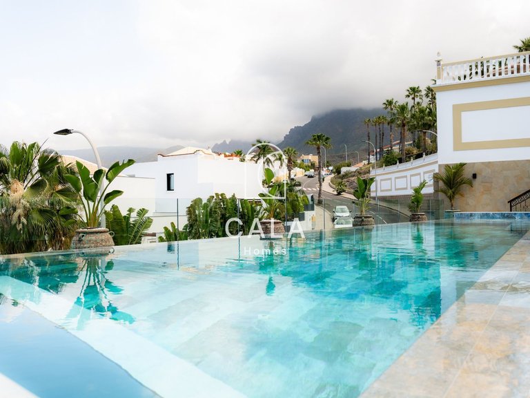 Villa for Sale in San Eugenio Alto, Tenerife 43