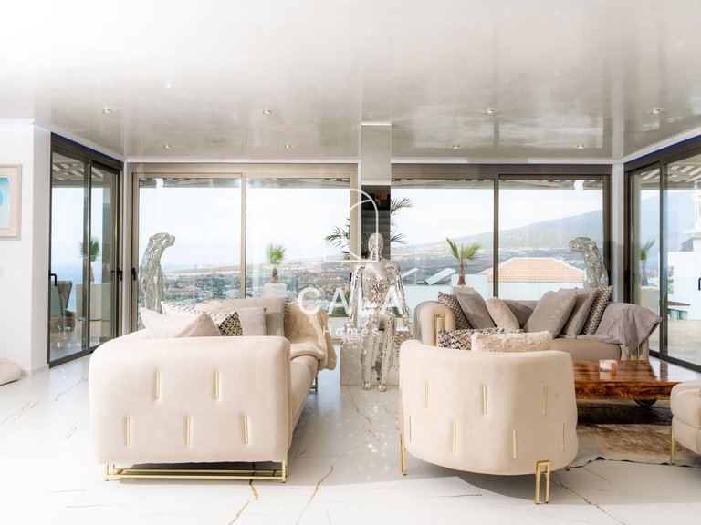Villa for Sale in San Eugenio Alto, Tenerife 1
