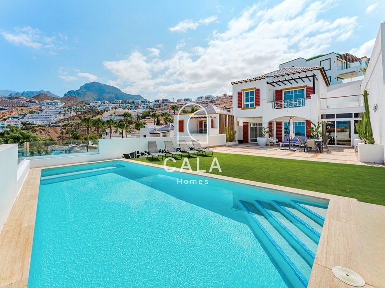 Villa for Sale in San Eugenio Alto, Tenerife 1