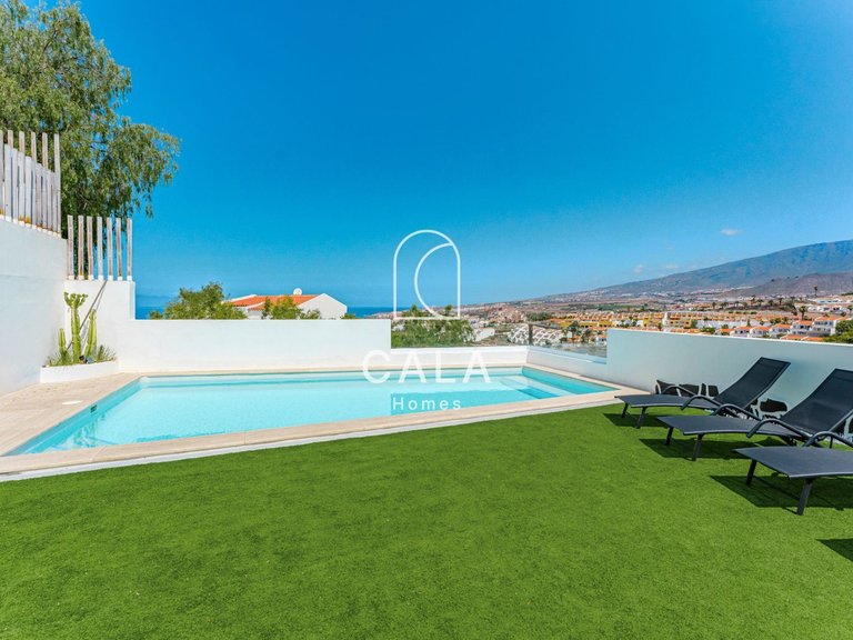 Villa for Sale in San Eugenio Alto, Tenerife 2