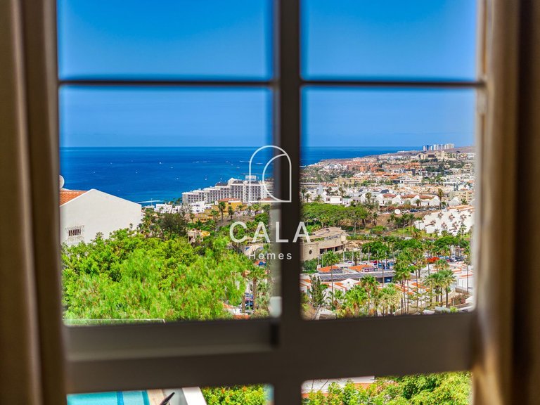Villa for Sale in San Eugenio Alto, Tenerife 28