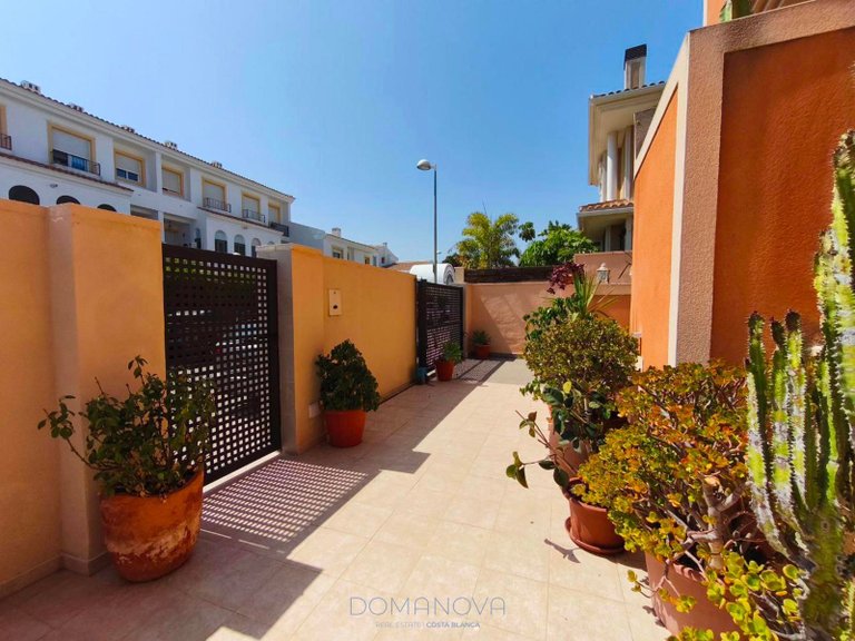 Town House for Sale in Alicante/alacant, Alicante 38
