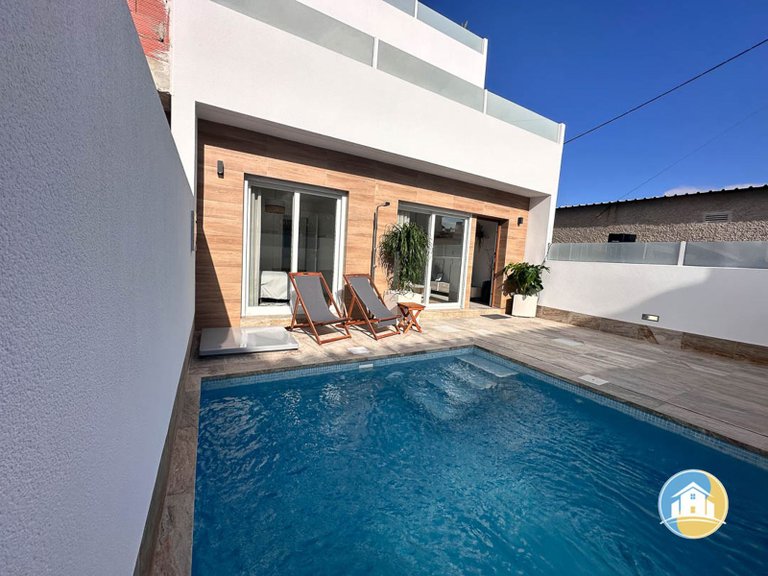 Town House for Sale in Avileses 1