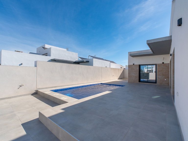 Villa for Sale in Daya Nueva 21