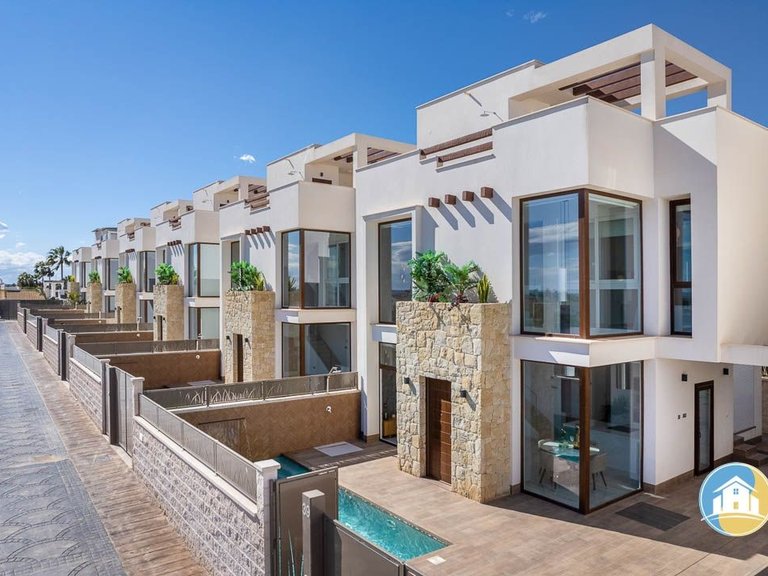 Villa for Sale in Los Montesinos 1