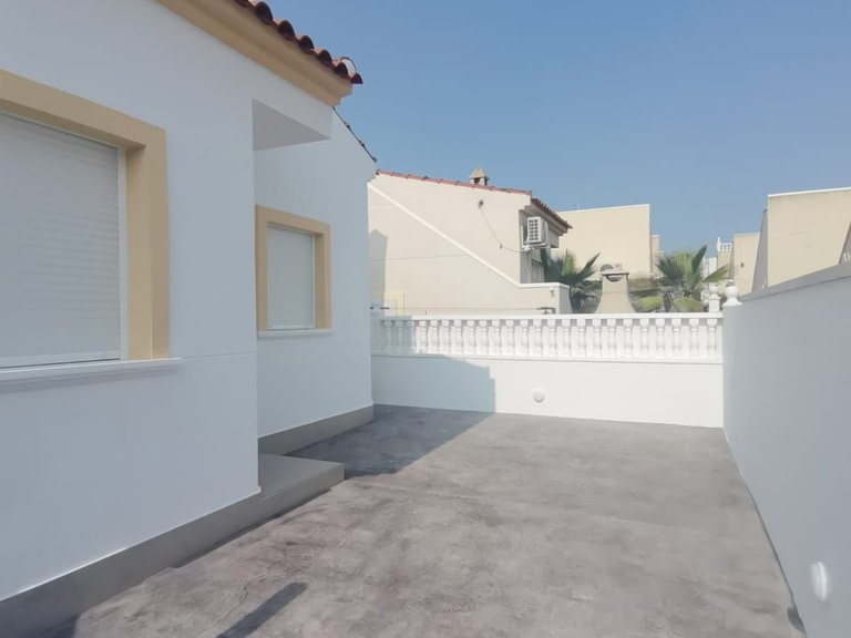 Villa for Sale in Algorfa 28