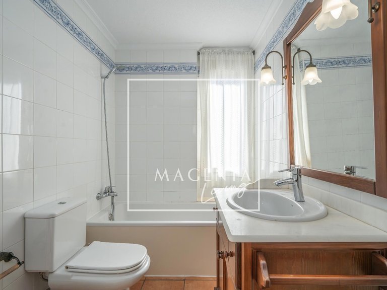 Town House for Sale in Alicante/alacant, Alicante 46