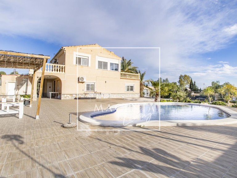 Town House for Sale in Mutxamel, Alicante 1