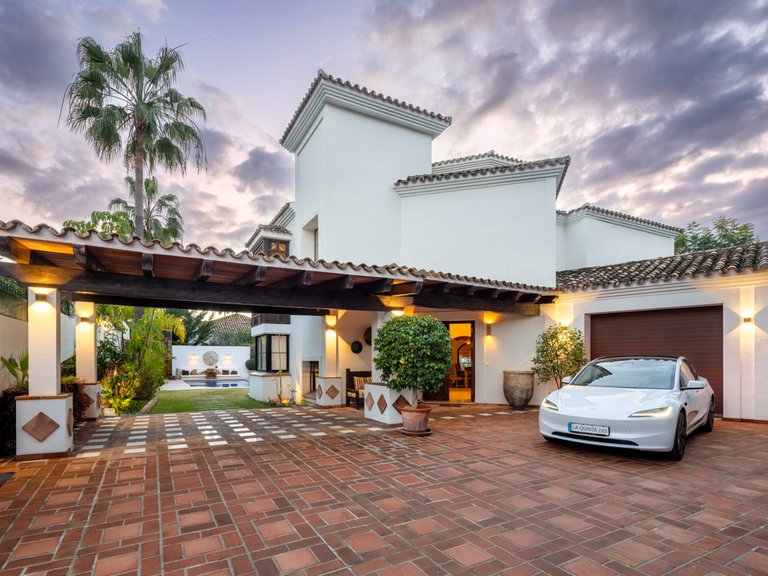 Villa for Sale in Benahavís, Malaga 1