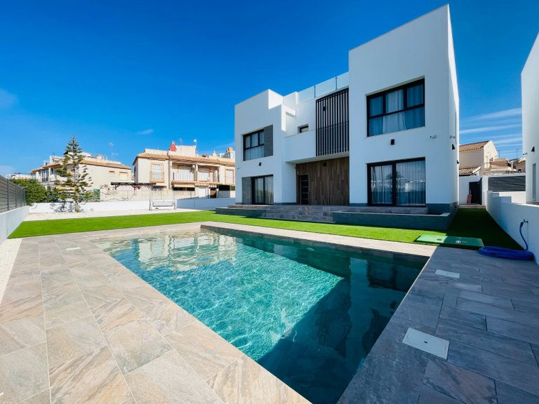 Villa for Sale in Torrevieja, Alicante 1