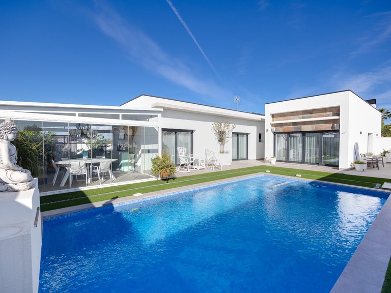 Villa for Sale in Formentera Del Segura, Alicante 1