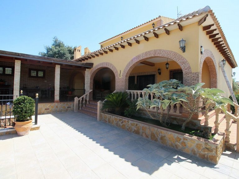 Villa for Sale in Inland Bigastro, Alicante 1