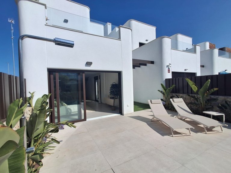 Villa for Sale in Mil Palmeras, Alicante 1